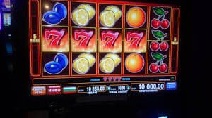 Dealer live casino sedang membagikan kartu untuk pemain secara online
